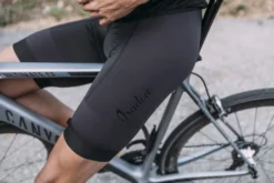 Isadore Signature Bib Shorts, Sort -Force Butikk Isadore Signature Bib Shorts 1622123866 02